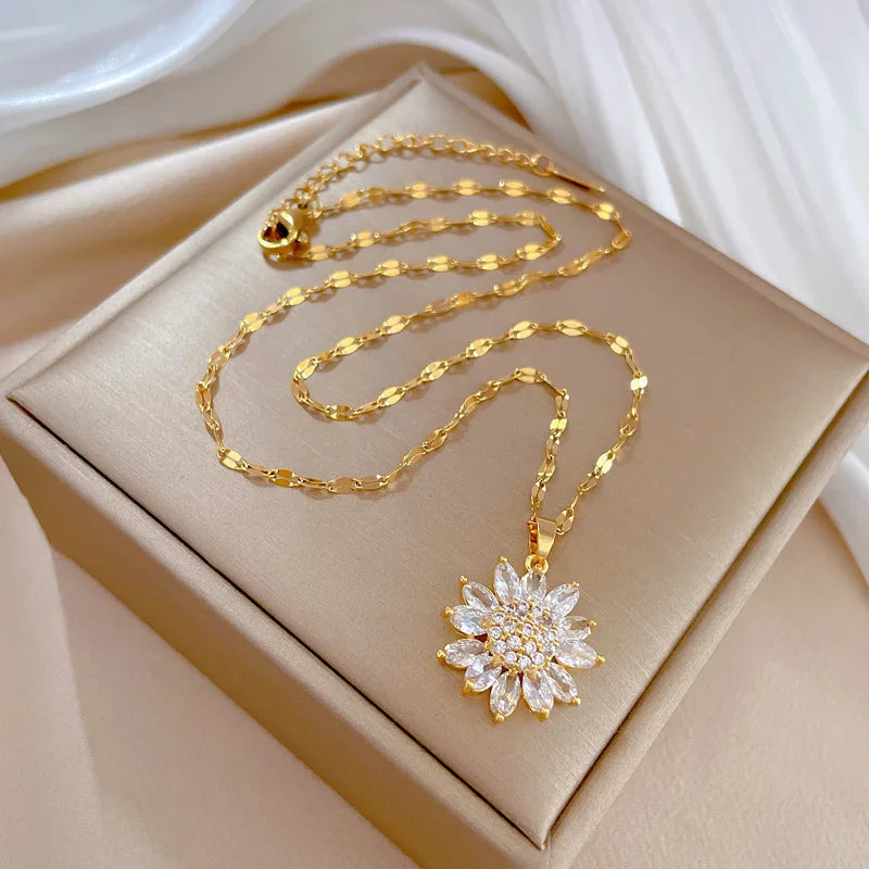 【Copper Micro-Inlaid Zircon】Fashionable Sunflower Zircon Pendant Necklace for Women Elegant Ladies Banquet Wedding Jewelry Gift